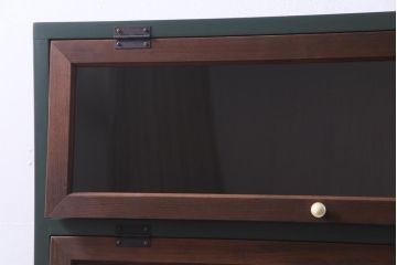 パタパタ扉の収納棚を新規製作!扉にクリアガラス、明治大正期の松材を使用。本体をダークグリーンにペイントし、扉枠のブラウンとのツートンカラーに仕上げ。(戸棚、下駄箱、キャビネット、ロッカー、ブックケース)