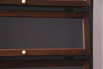 パタパタ扉の収納棚を新規製作!扉にクリアガラス、明治大正期の松材を使用。本体をダークグリーンにペイントし、扉枠のブラウンとのツートンカラーに仕上げ。(戸棚、下駄箱、キャビネット、ロッカー、ブックケース)