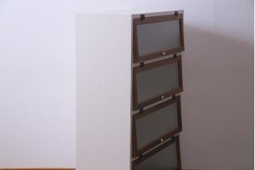 パタパタ扉の収納棚を新規製作!扉にモールガラスと明治大正期の松材を使用。木製脚を取り付け。本体をアンティークホワイトにペイントし、扉枠のブラウンとのツートンカラーに仕上げ。(戸棚、下駄箱、キャビネット、ロッカー、ブックケース)