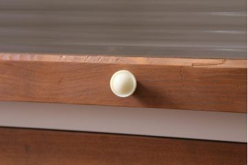 パタパタ扉の収納棚を新規製作!扉にモールガラスと明治大正期の松材を使用。木製脚を取り付け。本体をアンティークホワイトにペイントし、扉枠のブラウンとのツートンカラーに仕上げ。(戸棚、下駄箱、キャビネット、ロッカー、ブックケース)