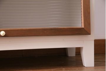 パタパタ扉の収納棚を新規製作!扉にモールガラスと明治大正期の松材を使用。木製脚を取り付け。本体をアンティークホワイトにペイントし、扉枠のブラウンとのツートンカラーに仕上げ。(戸棚、下駄箱、キャビネット、ロッカー、ブックケース)