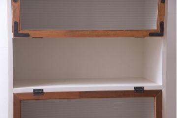 パタパタ扉の収納棚を新規製作!扉にモールガラスと明治大正期の松材を使用。木製脚を取り付け。本体をアンティークホワイトにペイントし、扉枠のブラウンとのツートンカラーに仕上げ。(戸棚、下駄箱、キャビネット、ロッカー、ブックケース)