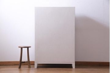 パタパタ扉の収納棚を新規製作!扉にモールガラスと明治大正期の松材を使用。木製脚を取り付け。本体をアンティークホワイトにペイントし、扉枠のブラウンとのツートンカラーに仕上げ。(戸棚、下駄箱、キャビネット、ロッカー、ブックケース)