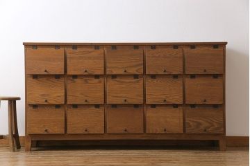 パタパタ扉の収納棚を新規製作!扉に丸形のアイアン性取っ手を使用し、蝶番はアンティーク加工。木製脚を取り付け。(下駄箱、戸棚、キャビネット、マス目棚、オーク材)
