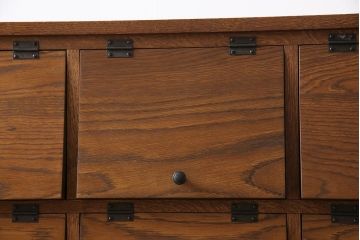パタパタ扉の収納棚を新規製作!扉に丸形のアイアン性取っ手を使用し、蝶番はアンティーク加工。木製脚を取り付け。(下駄箱、戸棚、キャビネット、マス目棚、オーク材)