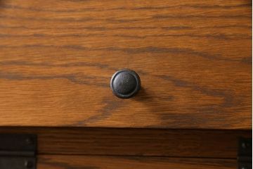 パタパタ扉の収納棚を新規製作!扉に丸形のアイアン性取っ手を使用し、蝶番はアンティーク加工。木製脚を取り付け。(下駄箱、戸棚、キャビネット、マス目棚、オーク材)