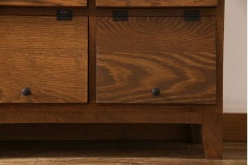 パタパタ扉の収納棚を新規製作!扉に丸形のアイアン性取っ手を使用し、蝶番はアンティーク加工。木製脚を取り付け。(下駄箱、戸棚、キャビネット、マス目棚、オーク材)