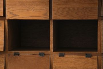 パタパタ扉の収納棚を新規製作!扉に丸形のアイアン性取っ手を使用し、蝶番はアンティーク加工。木製脚を取り付け。(下駄箱、戸棚、キャビネット、マス目棚、オーク材)