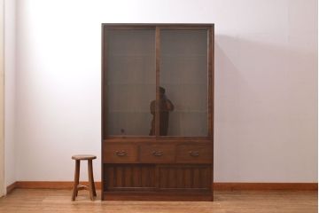 収納棚を新規製作!上段はクリアガラスの引き戸、内部にはガラス棚板と照明を設置。下段は引き出しと格子引き戸の戸棚に。(戸棚、キャビネット、飾り棚、水屋箪笥、ケヤキ、欅、民芸家具)