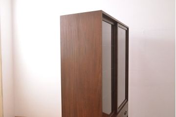 収納棚を新規製作!上段はクリアガラスの引き戸、内部にはガラス棚板と照明を設置。下段は引き出しと格子引き戸の戸棚に。(戸棚、キャビネット、飾り棚、水屋箪笥、ケヤキ、欅、民芸家具)