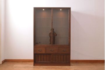 収納棚を新規製作!上段はクリアガラスの引き戸、内部にはガラス棚板と照明を設置。下段は引き出しと格子引き戸の戸棚に。(戸棚、キャビネット、飾り棚、水屋箪笥、ケヤキ、欅、民芸家具)