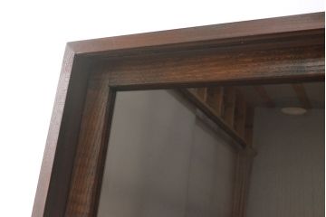 収納棚を新規製作!上段はクリアガラスの引き戸、内部にはガラス棚板と照明を設置。下段は引き出しと格子引き戸の戸棚に。(戸棚、キャビネット、飾り棚、水屋箪笥、ケヤキ、欅、民芸家具)
