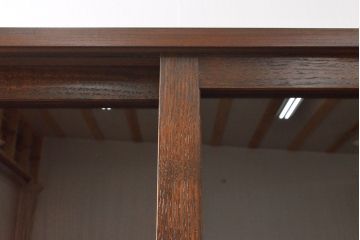 収納棚を新規製作!上段はクリアガラスの引き戸、内部にはガラス棚板と照明を設置。下段は引き出しと格子引き戸の戸棚に。(戸棚、キャビネット、飾り棚、水屋箪笥、ケヤキ、欅、民芸家具)