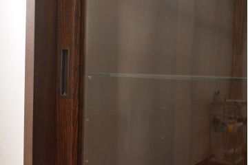 収納棚を新規製作!上段はクリアガラスの引き戸、内部にはガラス棚板と照明を設置。下段は引き出しと格子引き戸の戸棚に。(戸棚、キャビネット、飾り棚、水屋箪笥、ケヤキ、欅、民芸家具)
