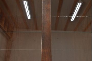収納棚を新規製作!上段はクリアガラスの引き戸、内部にはガラス棚板と照明を設置。下段は引き出しと格子引き戸の戸棚に。(戸棚、キャビネット、飾り棚、水屋箪笥、ケヤキ、欅、民芸家具)