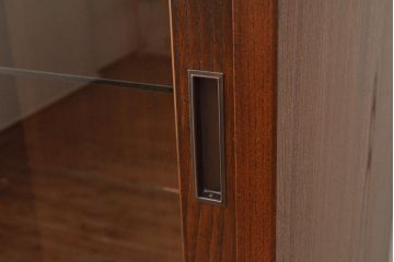 収納棚を新規製作!上段はクリアガラスの引き戸、内部にはガラス棚板と照明を設置。下段は引き出しと格子引き戸の戸棚に。(戸棚、キャビネット、飾り棚、水屋箪笥、ケヤキ、欅、民芸家具)