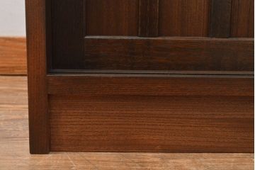 収納棚を新規製作!上段はクリアガラスの引き戸、内部にはガラス棚板と照明を設置。下段は引き出しと格子引き戸の戸棚に。(戸棚、キャビネット、飾り棚、水屋箪笥、ケヤキ、欅、民芸家具)