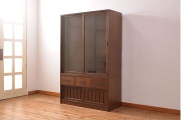 収納棚を新規製作!上段はクリアガラスの引き戸、内部にはガラス棚板と照明を設置。下段は引き出しと格子引き戸の戸棚に。(戸棚、キャビネット、飾り棚、水屋箪笥、ケヤキ、欅、民芸家具)