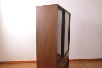 収納棚を新規製作!上段はクリアガラスの引き戸、内部にはガラス棚板と照明を設置。下段は引き出しと格子引き戸の戸棚に。(戸棚、キャビネット、飾り棚、水屋箪笥、ケヤキ、欅、民芸家具)