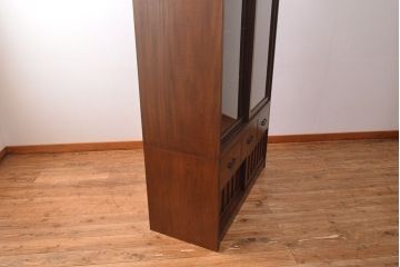 収納棚を新規製作!上段はクリアガラスの引き戸、内部にはガラス棚板と照明を設置。下段は引き出しと格子引き戸の戸棚に。(戸棚、キャビネット、飾り棚、水屋箪笥、ケヤキ、欅、民芸家具)