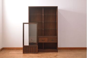 収納棚を新規製作!上段はクリアガラスの引き戸、内部にはガラス棚板と照明を設置。下段は引き出しと格子引き戸の戸棚に。(戸棚、キャビネット、飾り棚、水屋箪笥、ケヤキ、欅、民芸家具)
