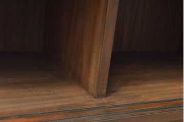 収納棚を新規製作!上段はクリアガラスの引き戸、内部にはガラス棚板と照明を設置。下段は引き出しと格子引き戸の戸棚に。(戸棚、キャビネット、飾り棚、水屋箪笥、ケヤキ、欅、民芸家具)