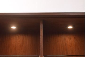 収納棚を新規製作!上段はクリアガラスの引き戸、内部にはガラス棚板と照明を設置。下段は引き出しと格子引き戸の戸棚に。(戸棚、キャビネット、飾り棚、水屋箪笥、ケヤキ、欅、民芸家具)