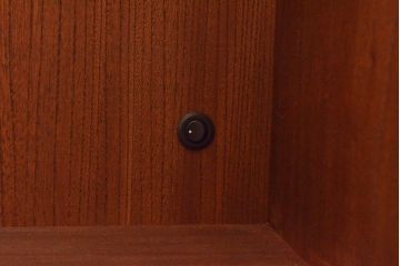 収納棚を新規製作!上段はクリアガラスの引き戸、内部にはガラス棚板と照明を設置。下段は引き出しと格子引き戸の戸棚に。(戸棚、キャビネット、飾り棚、水屋箪笥、ケヤキ、欅、民芸家具)