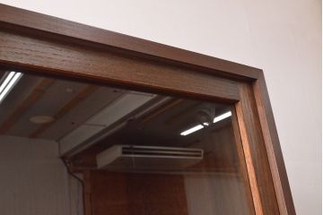 収納棚を新規製作!上段はクリアガラスの引き戸、内部にはガラス棚板と照明を設置。下段は引き出しと格子引き戸の戸棚に。(戸棚、キャビネット、飾り棚、水屋箪笥、ケヤキ、欅、民芸家具)