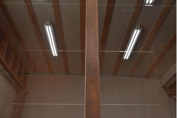 収納棚を新規製作!上段はクリアガラスの引き戸、内部にはガラス棚板と照明を設置。下段は引き出しと格子引き戸の戸棚に。(戸棚、キャビネット、飾り棚、水屋箪笥、ケヤキ、欅、民芸家具)