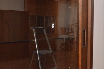 収納棚を新規製作!上段はクリアガラスの引き戸、内部にはガラス棚板と照明を設置。下段は引き出しと格子引き戸の戸棚に。(戸棚、キャビネット、飾り棚、水屋箪笥、ケヤキ、欅、民芸家具)
