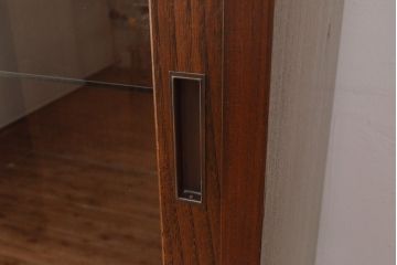 収納棚を新規製作!上段はクリアガラスの引き戸、内部にはガラス棚板と照明を設置。下段は引き出しと格子引き戸の戸棚に。(戸棚、キャビネット、飾り棚、水屋箪笥、ケヤキ、欅、民芸家具)