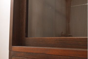 収納棚を新規製作!上段はクリアガラスの引き戸、内部にはガラス棚板と照明を設置。下段は引き出しと格子引き戸の戸棚に。(戸棚、キャビネット、飾り棚、水屋箪笥、ケヤキ、欅、民芸家具)