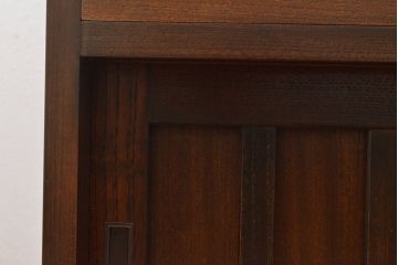 収納棚を新規製作!上段はクリアガラスの引き戸、内部にはガラス棚板と照明を設置。下段は引き出しと格子引き戸の戸棚に。(戸棚、キャビネット、飾り棚、水屋箪笥、ケヤキ、欅、民芸家具)