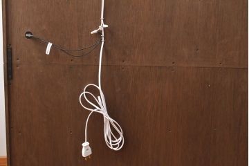 収納棚を新規製作!上段はクリアガラスの引き戸、内部にはガラス棚板と照明を設置。下段は引き出しと格子引き戸の戸棚に。(戸棚、キャビネット、飾り棚、水屋箪笥、ケヤキ、欅、民芸家具)
