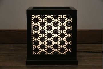 置き型照明を新規製作!レーザー加工で組子風に仕上げ、内側に障子紙を貼り付け。本体は明るい茶色に着色。(スタンドライト、テーブルランプ、テーブルスタンド、あんどん、組子、行灯)