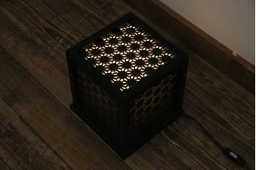 置き型照明を新規製作!レーザー加工で組子風に仕上げ、内側に障子紙を貼り付け。本体は明るい茶色に着色。(スタンドライト、テーブルランプ、テーブルスタンド、あんどん、組子、行灯)