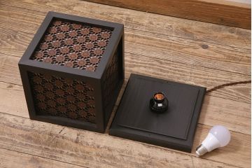 置き型照明を新規製作!レーザー加工で組子風に仕上げ、内側に障子紙を貼り付け。本体は明るい茶色に着色。(スタンドライト、テーブルランプ、テーブルスタンド、あんどん、組子、行灯)