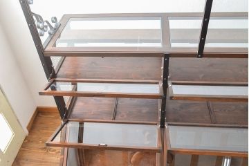 並べて使える大型ショーケースを新規製作!引き出し式の棚や照明を取り付けた機能的な作りに。(陳列棚、店舗什器、カウンター)