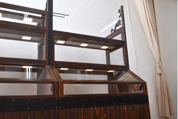 並べて使える大型ショーケースを新規製作!引き出し式の棚や照明を取り付けた機能的な作りに。(陳列棚、店舗什器、カウンター)