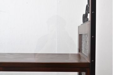 並べて使える大型ショーケースを新規製作!引き出し式の棚や照明を取り付けた機能的な作りに。(陳列棚、店舗什器、カウンター)