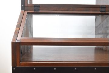 並べて使える大型ショーケースを新規製作!引き出し式の棚や照明を取り付けた機能的な作りに。(陳列棚、店舗什器、カウンター)