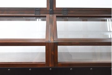 並べて使える大型ショーケースを新規製作!引き出し式の棚や照明を取り付けた機能的な作りに。(陳列棚、店舗什器、カウンター)