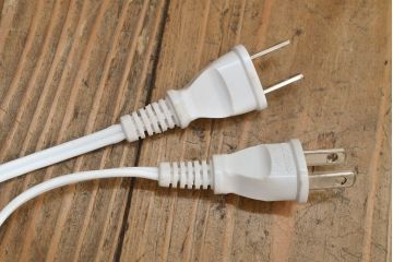 並べて使える大型ショーケースを新規製作!引き出し式の棚や照明を取り付けた機能的な作りに。(陳列棚、店舗什器、カウンター)