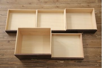 小引き出しを新規製作!引手にお客様支給の真鍮製引手を使用。(サイドチェスト)
