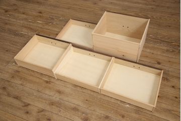 小引き出しを新規製作!引手にお客様支給の真鍮製引手を使用。(サイドチェスト)