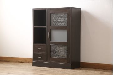 収納棚を新規製作!扉には花菱ガラスを使用。多彩な収納で使い勝手の良いつくりに。(戸棚、本棚)