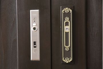 ステンドグラス入り引き戸を新規製作!お客様のデザインを元にステンドグラスを制作。木部はモールディングを施し、クラシカルな仕上がりに。(玄関戸、引き違い戸)