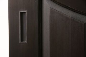 ステンドグラス入り引き戸を新規製作!お客様のデザインを元にステンドグラスを制作。木部はモールディングを施し、クラシカルな仕上がりに。(玄関戸、引き違い戸)