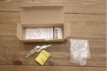 ステンドグラス入り引き戸を新規製作!お客様のデザインを元にステンドグラスを制作。木部はモールディングを施し、クラシカルな仕上がりに。(玄関戸、引き違い戸)